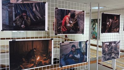 "Ті, що зі сталі". У Кропивницькій бібліотеці відкрили виставку світлин захисників "Азовсталі" "Ті, що зі сталі". У Кропивницькій бібліотеці відкрили виставку світлин захисників "Азовсталі"