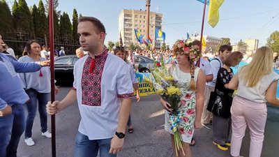 У Кропивницькому пів тисячі містян пройшли ходою у вишиванках У Кропивницькому пів тисячі містян пройшли ходою у вишиванках