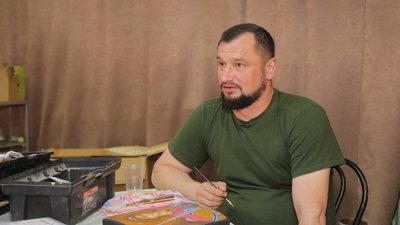 "Врятувала життя": капелан 105-ї бригади пише ікону на бронеплиті