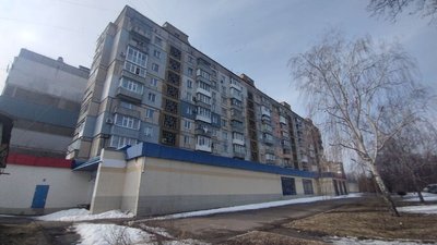 Багатоповерхівка, біля якої знайшли чоловіка