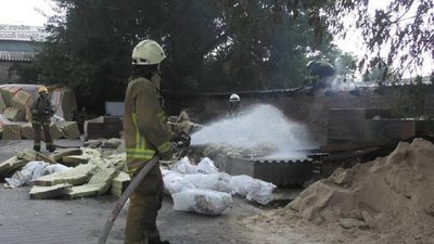 У Херсоні горіла будівельна база: рятувальники пожежу загасили