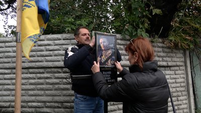 Матір танкіста, який стримував наступ росіян на Чернігів, знайшла місце його загибелі Матір танкіста, який стримував наступ росіян на Чернігів, знайшла місце його загибелі