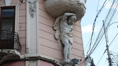 Маскарони, еркери та атланти. Архітектурні деталі Чернівців, котрих ви могли не помічати Маскарони, еркери та атланти. Архітектурні деталі Чернівців, котрих ви могли не помічати