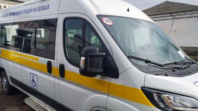 У Новоукраїнці Кіровоградської області створили службу перевезення людей на інвалідних візках