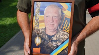 В Ужгороді попрощалися із загиблим військовослужбовцем, 57-річним Олександром Катринцем.