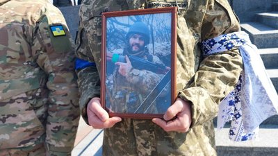 "Поводилися як справжні герої". У Конотопі на Сумщині поховали шістьох бійців територіальної оборони "Поводилися як справжні герої". У Конотопі на Сумщині поховали шістьох бійців територіальної оборони