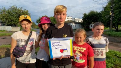Блокпости та мініконцерти: у Прилуках діти збирають гроші на допомогу ЗСУ