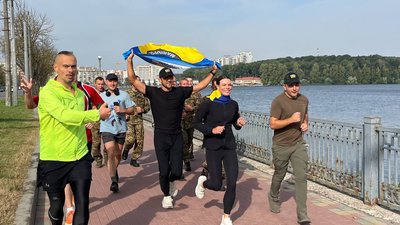 Подружжя із США пробігло 1200 км Україною, щоб підтримати підтримати маріупольський дитячий будинок та капеланський батальйон