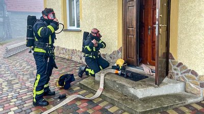 Пожежники гасять пожежу в будинку у селі Великі Гаї