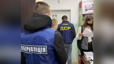 На Житомирщині групу осіб підозрюють у виготовленні та продажу підробних COVID-сертифікатів На Житомирщині групу осіб підозрюють у виготовленні та продажу підробних COVID-сертифікатів