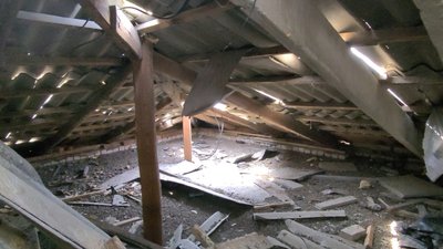 Добровольці з Одещини допомагають миколаївцям ремонтувати пошкоджені обстрілами дахи Добровольці з Одещини допомагають миколаївцям ремонтувати пошкоджені обстрілами дахи