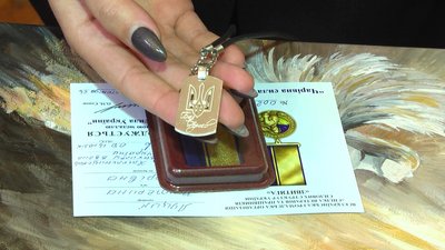 Запрошені військові та їх рідні отримали в подарунок срібні кулони-тризуби. Запрошені військові та їх рідні отримали в подарунок срібні кулони-тризуби.