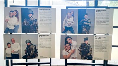 У київському метро відкрилась виставка "Прикордонники і прикордонниці: сім'я і війна" У київському метро відкрилась виставка "Прикордонники і прикордонниці: сім'я і війна"