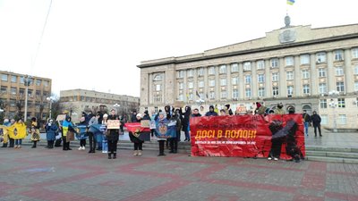 "Друге Різдво в полоні": у Черкасах прикрасили ялинку та нагадали про полонених захисників "Друге Різдво в полоні": у Черкасах прикрасили ялинку та нагадали про полонених захисників