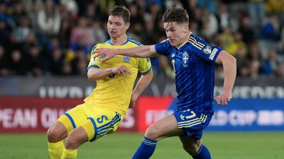 Український центральний захисник Валерій Бондар та форвард Швеції Віктор Йокерес