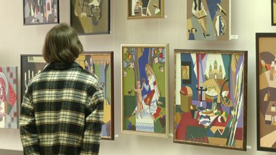Людина розглядає картини на виставці Людина розглядає картини на виставці
