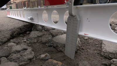 Результати заміру глибини ями на вулиці Городецькій у Луцьку
