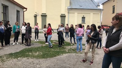 Батьківські збори біля приміщення школи в Збаражі