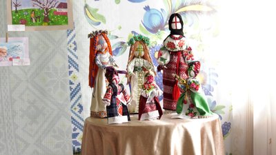 Ляльки-мотанки майстрині Наталії Оніщенко на фестивалі "Великоднє сяйво" на Прилуччині Чернігівської області, який зібрав роботи майстрів з чотирьох областей Ляльки-мотанки майстрині Наталії Оніщенко на фестивалі "Великоднє сяйво" на Прилуччині Чернігівської області, який зібрав роботи майстрів з чотирьох областей