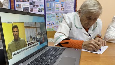 Як у Черкасах волонтери писали диктант національної єдності