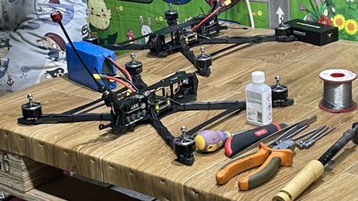 Боротьба за незалежність через технології: на Миколаївщині виготовляють FPV-дрони Боротьба за незалежність через технології: на Миколаївщині виготовляють FPV-дрони