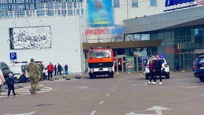 Вибухотехніки та поліцейські перевіряли інформацію про ймовірне замінування торговельного центру Вибухотехніки та поліцейські перевіряли інформацію про ймовірне замінування торговельного центру