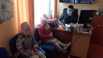 Голодні бродили вулицею, а батьки пиячили. На Прикарпатті із сім'ї забрали двох дітей Голодні бродили вулицею, а батьки пиячили. На Прикарпатті із сім'ї забрали двох дітей