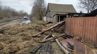 Живуть по сусідах: у подружжя з Сумщини згоріла хата через обстріли військовими РФ Живуть по сусідах: у подружжя з Сумщини згоріла хата через обстріли військовими РФ