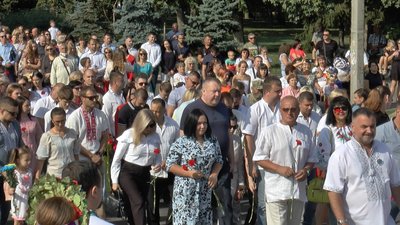 «Велике і щемливе свято»: у Полтаві у День Незалежності поклали квіти до пам’ятників «Велике і щемливе свято»: у Полтаві у День Незалежності поклали квіти до пам’ятників
