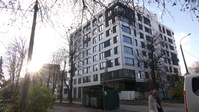 "Квітли та не були сухостоєм": у Рівному мешканці обурені вирубкою дерев біля їхнього будинку "Квітли та не були сухостоєм": у Рівному мешканці обурені вирубкою дерев біля їхнього будинку