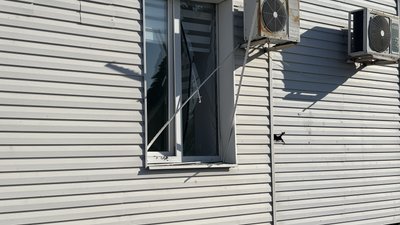 Вибите вікно у приватному медичному центрі в Сумах