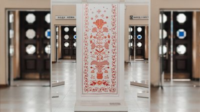 "Вишиті болем": у Чернігові проходить виставка рушників, які відображають історії жінок, що постраждали від насильства "Вишиті болем": у Чернігові проходить виставка рушників, які відображають історії жінок, що постраждали від насильства