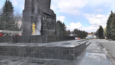 На меморіальному комплексі в Луцькому вимили обеліск і стіну з горельєфом
