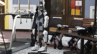Японія передала для столичних лікарень реабілітаційне обладнання