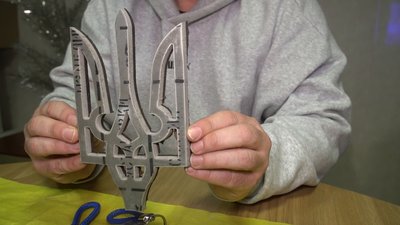Запорізький волонтер виготовляє сувеніри з уламків російської ракети