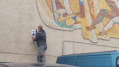 Мозаїку на вулиці Керченській ознакували емблемою "Блакитний щит" Мозаїку на вулиці Керченській ознакували емблемою "Блакитний щит"