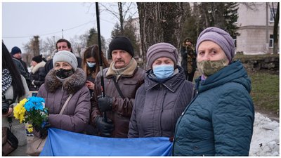 Волонтери на вшануванні пам'яті загиблих від обстрілу, фото: Суспільне Волонтери на вшануванні пам'яті загиблих від обстрілу, фото: Суспільне