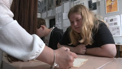 Щоб допомогти ЗСУ студенти у Луцьку розмальовують використані гільзи