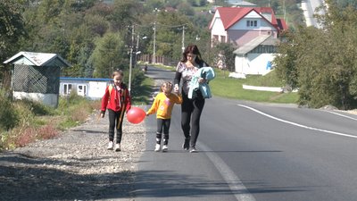 Шкільний автобус на переоформленні. На Прикарпатті діти пішки ходять 7 км до ліцею Шкільний автобус на переоформленні. На Прикарпатті діти пішки ходять 7 км до ліцею