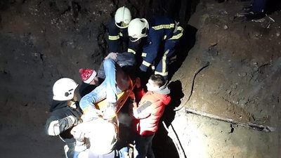 Івано-франківські рятувальники витягнули з 3-метрового котловану чоловіка