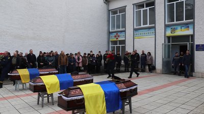 На Харківщині попрощалися із загиблими від російських боєприпасів саперами На Харківщині попрощалися із загиблими від російських боєприпасів саперами