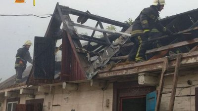 Від розряду блискавки на Волині горіла літня кухня та сарай