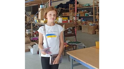 На Івано-Франківщині дівчинка продала своє волосся та пожертвувала гроші на ЗСУ