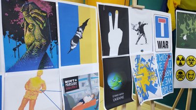У Дніпрі дизайнери та художники з різних країн презентували виставку на підтримку України У Дніпрі дизайнери та художники з різних країн презентували виставку на підтримку України