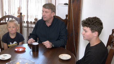 Родина з Волині у будинку сімейного типу виховує дев'ятеро дітей Родина з Волині у будинку сімейного типу виховує дев'ятеро дітей