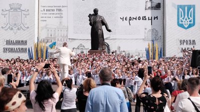 Встановили рекорд України. У Чернівцях виконали "Червону руту" під час флешмобу Встановили рекорд України. У Чернівцях виконали "Червону руту" під час флешмобу