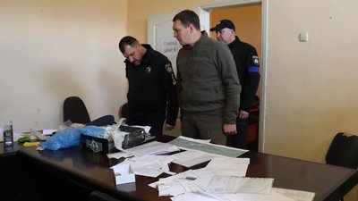 На човні: поліцейські показали, як дістаються деокупованого Вовчанська на Харківщині На човні: поліцейські показали, як дістаються деокупованого Вовчанська на Харківщині