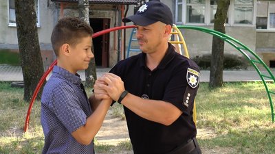 В Івано-Франківську вручили подяку юнаку за заяву про викрадення людини. СУСПІЛЬНЕ | ВІДЕОНОВИНИ