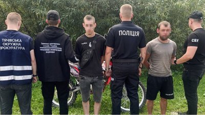 До кордону на мотоциклі за 11 тис.: на Закарпатті затримали підозрюваних у переправленні