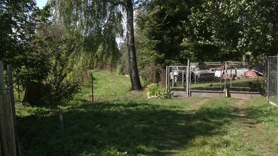 Частина дороги, яка знаходиться у приватній власності, перекрита залізним стовпчиком Частина дороги, яка знаходиться у приватній власності, перекрита залізним стовпчиком